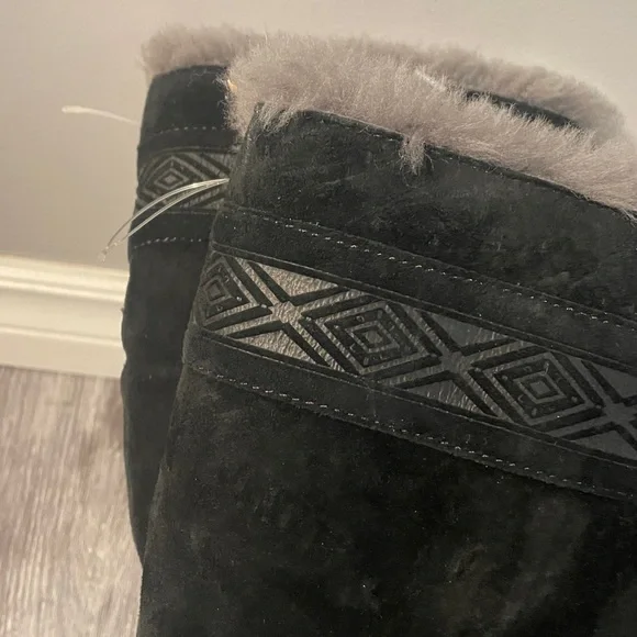 UGG Tularosa Black Leather Sheepskin Winter Boots worn once - Picture 5 of 7